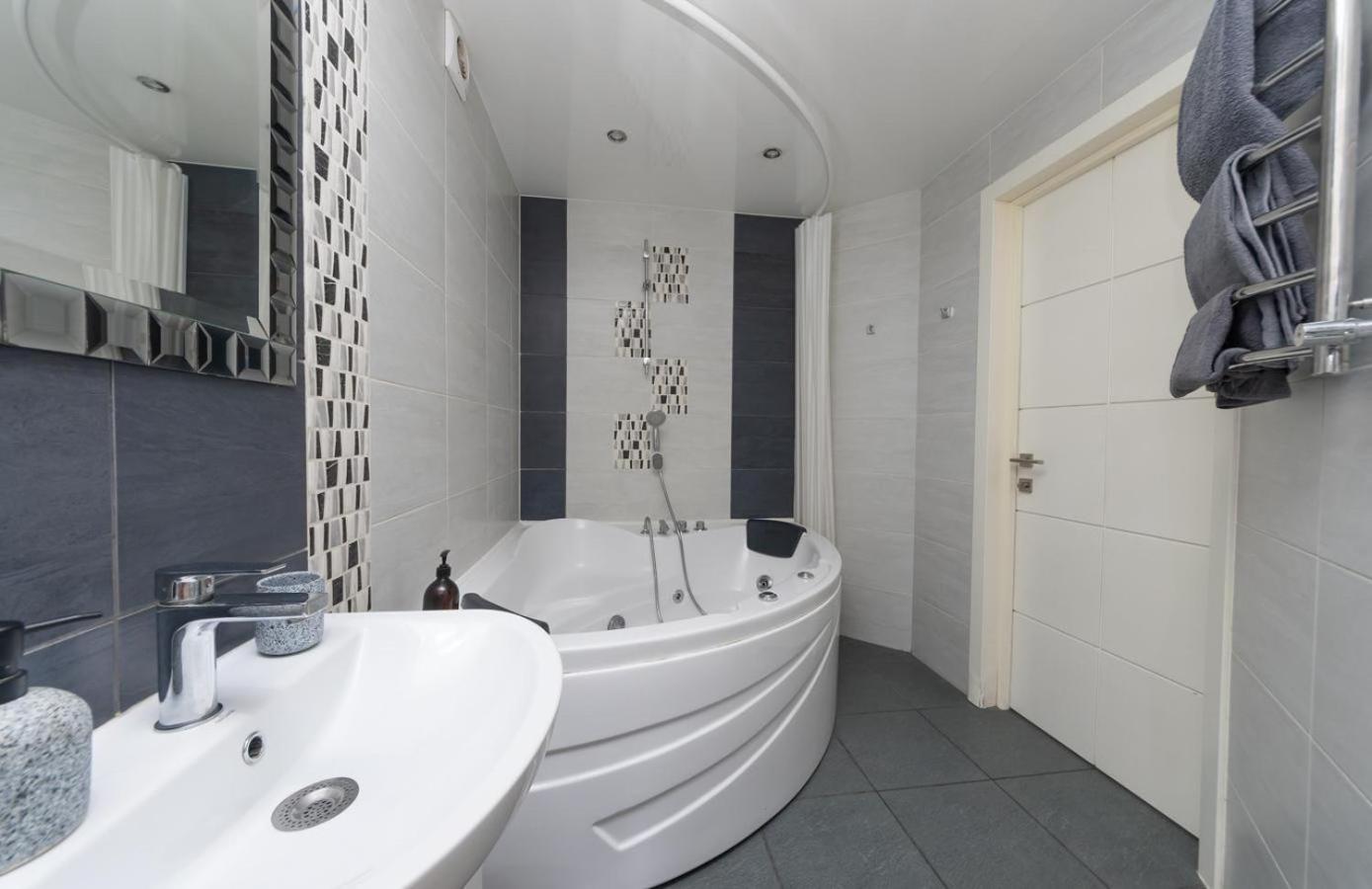 Apartamento Flat24 On Lesi Ukrainki 3 Kiev Exterior foto